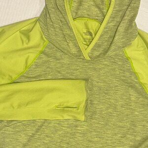 The North Face Women's‎ Flashdry Medium Green Long Sleeve Lightweight Pullover